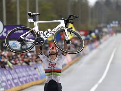 Holandský cyklista Mathieu van der Poel z tímu Alpecin Deceuninck víazí v 108. ročníku pretekov Okolo Flámska v Oudenaarde