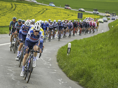 Cyklisti počas 1. etapy pretekov Okolo Romandie, ktorá merala 170,9 km a viedla z Crissier do Vellee de Joux
