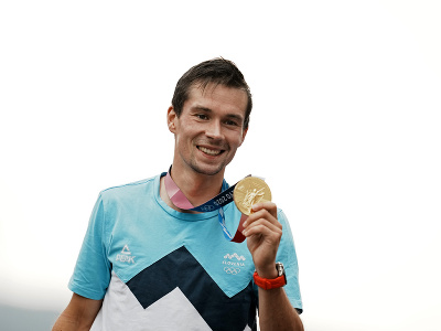 Slovinský cyklista Primož Roglič pózuje so zlatou medailou po triumfe v cyklistickej časovke jednotlivcov na OH2020 v Tokiu