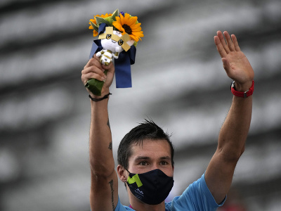 Slovinský cyklista Primož Roglič pózuje so zlatou medailou po triumfe v cyklistickej časovke jednotlivcov na OH2020 v Tokiu