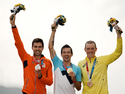 Slovinský cyklista Primož Roglič pózuje so zlatou medailou, po jeho boku strieborný Tom Dumoulin a bronzový Rohan Dennis 
