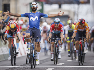 Kolumbijský cyklista Fernando Gaviria z tímu Movistar víťazí v 5. etape pretekov Okolo Romandie
