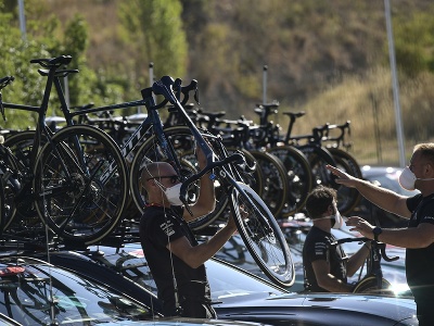 Príprava bicyklov pred štartom 3. etapy 76. ročníka cyklistických pretekov Vuelta a Espaňa