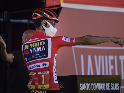 Slovinec Primož Roglič z Jumbo-Visma v červenom drese pre lídra pretekov zdraví fanúšikov pred štarom 3. etapy 76. ročníka cyklistických pretekov Vuelta a Espaňa