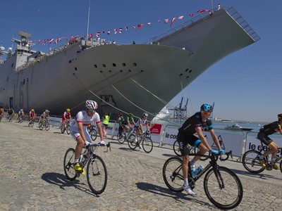 Cyklisti odštartovali tretiu etapu z paluby vojnovej lode 