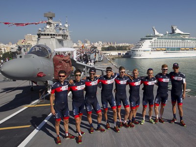 Cyklisti odštartovali tretiu etapu z paluby vojnovej lode 