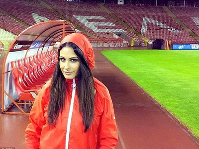 Sexi televízna moderátorka Katarina Sreckovic svojim zjavom príliš rozptyľuje futbalistov CZ Belehrad