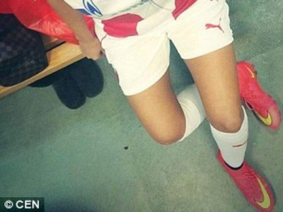 Sexi televízna moderátorka Katarina Sreckovic svojim zjavom príliš rozptyľuje futbalistov CZ Belehrad