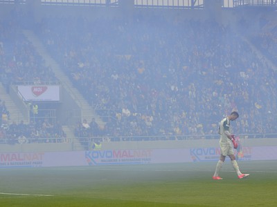 Brankár Slovana Dominik Greif v dyme počas derby v Dunajskej Strede