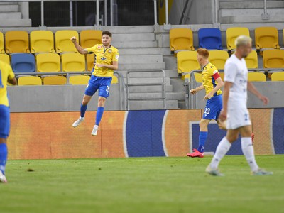 Na snímke uprostred Marko Divkovič oslavuje gól