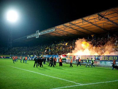 Fanúšikovia opäť prepašovali na