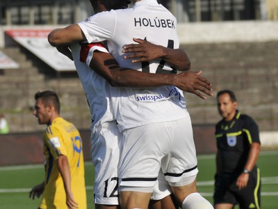 Hráči AS Trenčín Fanendo Adi (druhý zľava) a Jakub Holúbek sa tešia z gólu na 3:0 