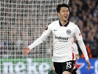 Na snímke japonský stredopoliar Frankfurtu Daiči Kamada oslavuje svoj gól 