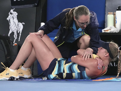 Ukrajinská tenistka Dajana Jastremská sa necháva ošetrovať počas semifinále Australian Open 2024