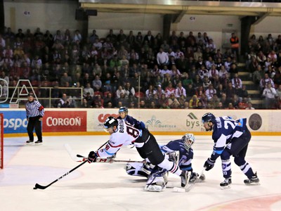 Hráč HC´05 Dalibor Bortňák (v strede) dáva gól
