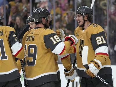Hokejisti Vegas Golden Knights oslavujú gól v predĺžení