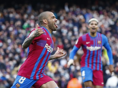 Dani Alves oslavuje svoj gól v drese Barcelony