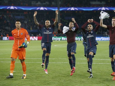 Hráči PSG zľava Alphonse Areola, Dani Alves, Neymar, Layvin Kurzawa a Julian Draxler oslavujú víťazstvo