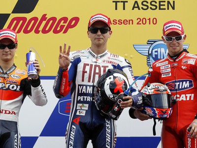 Dani Pedrosa, Jorge Lorenzo a Casey Stoner na piedestále