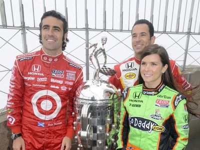 Danica Patrick s tímovými kolegami