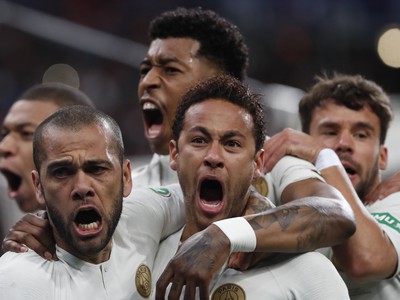 Daniel Alves a Neymar oslavujú so spoluhráčmi gól PSG