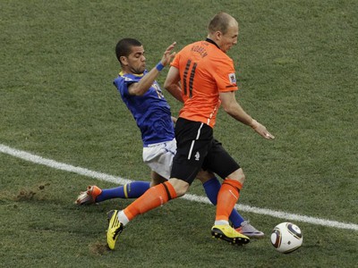 Daniel Alves v súboji s Robbenom