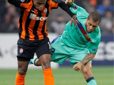 Willian a Daniel Alves v súboji