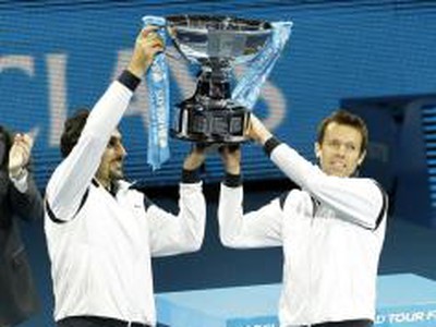 Daniel Nestor a Nenad Zimonjič pózujú s trofejou