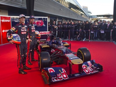 Daniel Ricciardo a Jean-Eric Vergne pri novom monoposte Red Bull