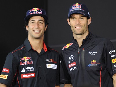 Mark Webber (vpravo) určil svojho nástupcu. Je ním mladý pilot Daniel Ricciardo.
