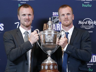 Trofej Kinga Clancyho pre osobu spájajúca hráčske a ľudské kvality získali bratia Daniel (vpravo) a Henrik Sedinovci