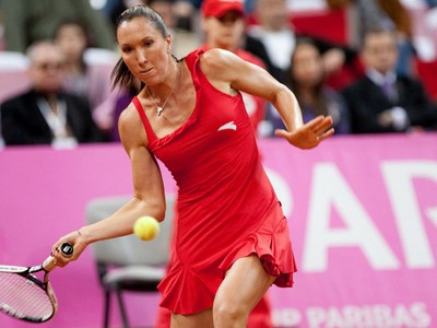 Srbská tenistka Jelena Jankovičová počas barážového stretnutia proti Slovenke Daniele Hantuchovej