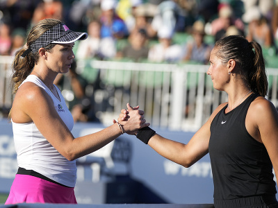 Americká tenistka Danielle Collinsová (vľavo) a Ruska Darija Kasatkinová si podávajú ruky po finále ženskej dvojhry na turnaji WTA v San Jose