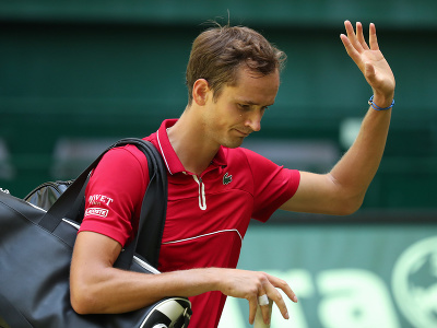 Ruský tenista Daniil Medvedev odchádza po prehre nad Nemcom Janom-Lennardom Struffovom