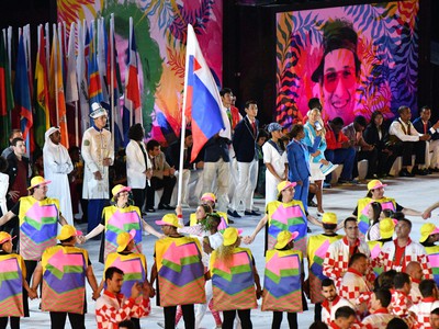 Vlajkonosička slovenskej výpravy Danka Barteková a členovia slovenskej výpravy počas otváracieho ceremoniálu letných OH 2016