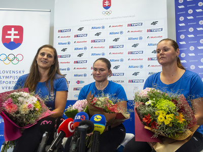 Na snímke športové strelkyne zľava Danka Barteková, Vanesa Hocková a Monika Štibravá
