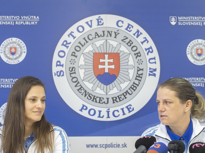 Slovenská reprezentantka v streleckej disciplíne skeet Danka Barteková (vľavo) a slovenská reprezentantka v streleckej disciplíne trap Zuzana Rehák - Štefečeková počas tlačovej konferencie 12. apríla 2023 v Bratislave