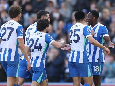 Hráči Brightonu oslavujú gól