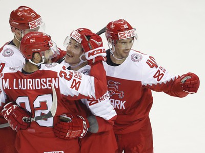 Dánsky hokejista Markus Lauridsen (druhý zľava) sa teší po góle na 2:1