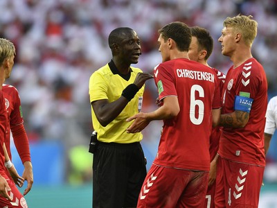 Dánski hráči obkľúčili rozhodcu Bakariho Gassamu