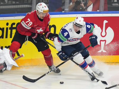 Švajčiarsky hokejista Calvin Thürkauf (uprostred) a hráč Nórska Johannes Johannesen bojujú o puk v zápase základnej A-skupiny  Švajčiarsko - Nórsko na 87. majstrovstvách sveta v ľadovom hokeji v Prahe 