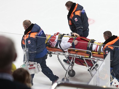 Zdravotníci odvážajú na nosítkach hráča Dánska Jespera Jensena po zranení