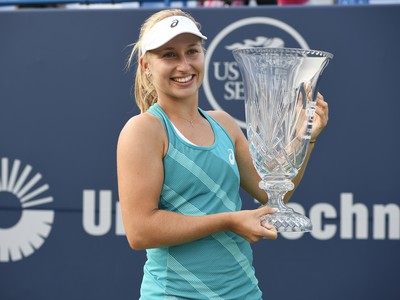 Daria Gavrilovová s trofejou