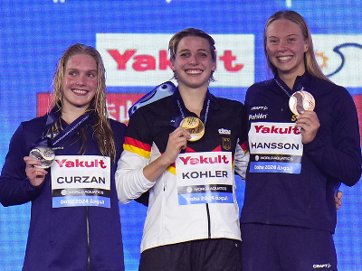 Víťazná nemecká plavkyňa Angelina Köhlerová (uprostred) pózuje na pódiu so zlatou medailou spolu so striebornou Američankou Claire Curzanovou (vľavo) a bronzovou Švédkou Louise Hanssonovou (vpravo) po finále na 100 m motýlik na MS v plaveckých športoch v 