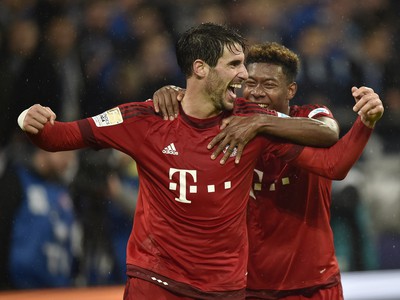 Gólové oslavy hráčov Bayernu Davida Alabu a Martineza (vľavo)