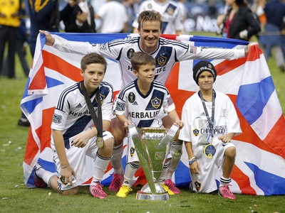 David Beckham pózuje so synmi: Zľava Brooklyn, Romeo a Cruz