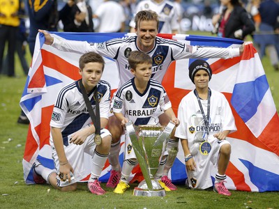 David Beckham s trofejou a svojimi synmi Brooklynom, Romeom Cruzom