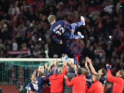 David Beckham nad hlavami spoluhráčov z PSG pri poslednom domácom zápase jeho kariéry