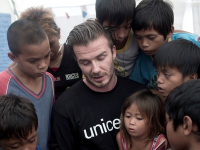 Svetoznámy futbalista číta deťom z Taclobanu príbehy v stane, kde sa môžu v bezpečí stretávať a zabudnúť na chvíľu na chaos, ktorý ešte stále vonku vládne.
