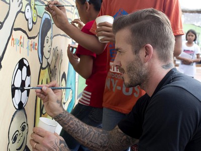 David Beckham s deťmi maľuje stenu v škole podporovanej UNICEF v meste Tanauan.